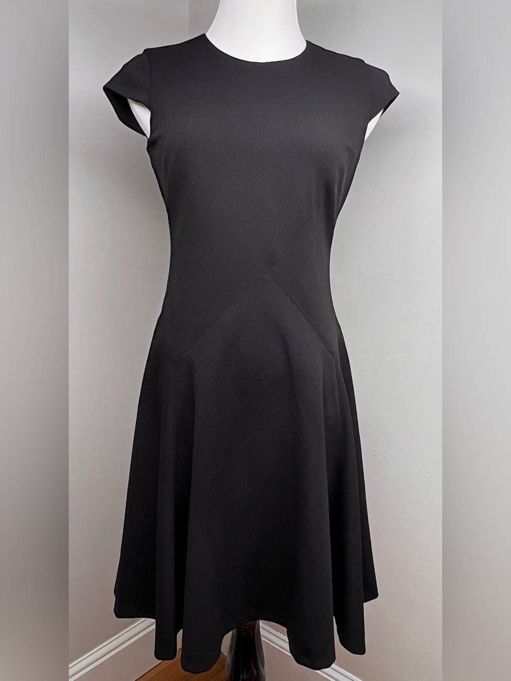 Tommy Hilfiger Women's Sz 4 Seamed Fit and Flare Black Sheath Dress, cap sleeves